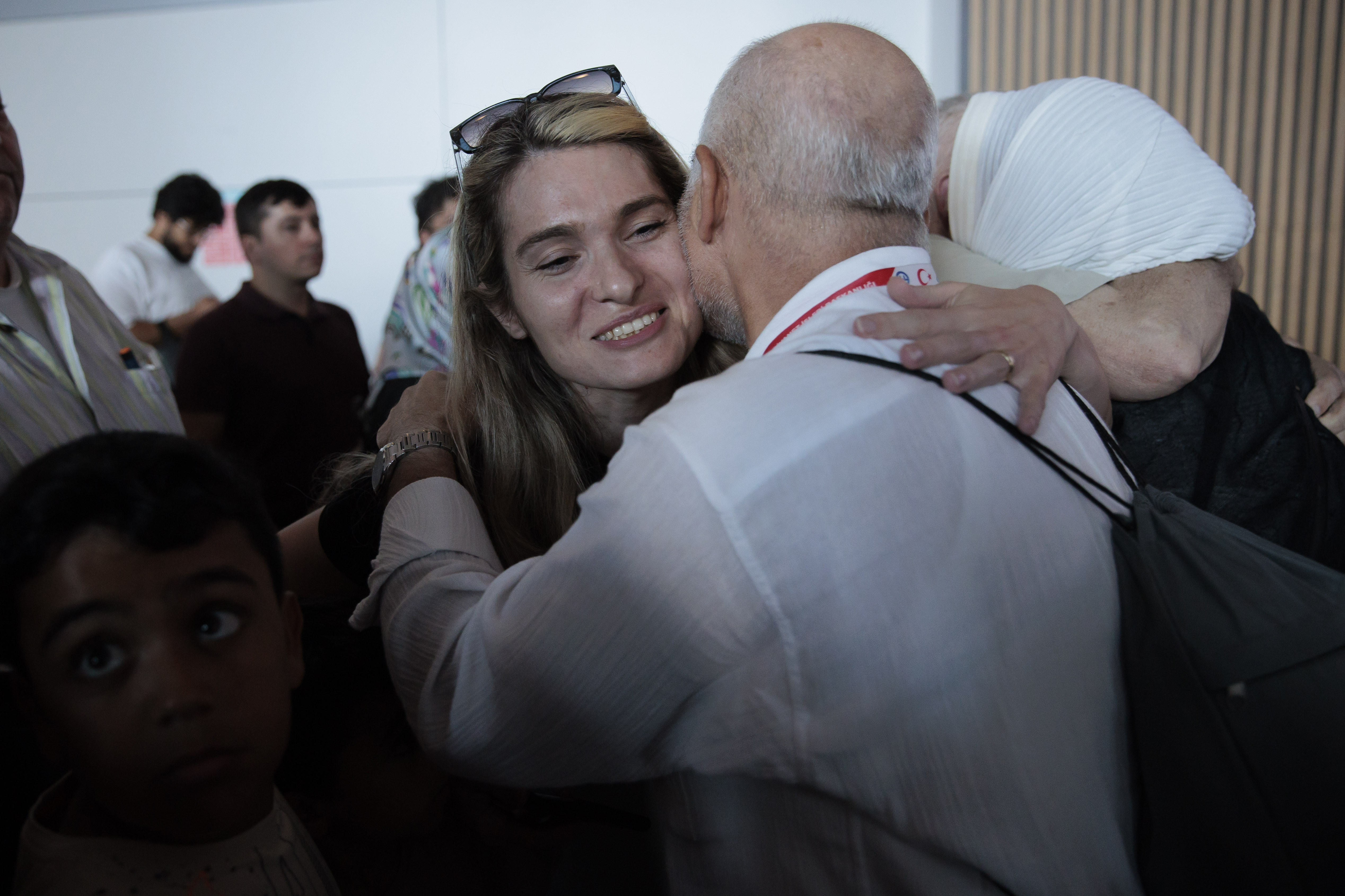 Yurda dönen ilk hacı kafilesi İstanbul’da gözyaşlarıyla karşılandı - Resim : 1
