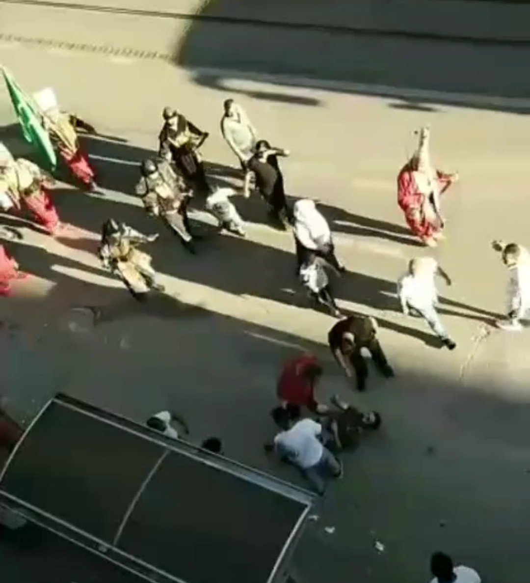 Mehter eşliğinde tekmeli yumruklu kavga - Resim : 4