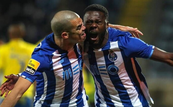 Yıldız futbolcu 7 yaş büyük çıktı! - Resim : 1