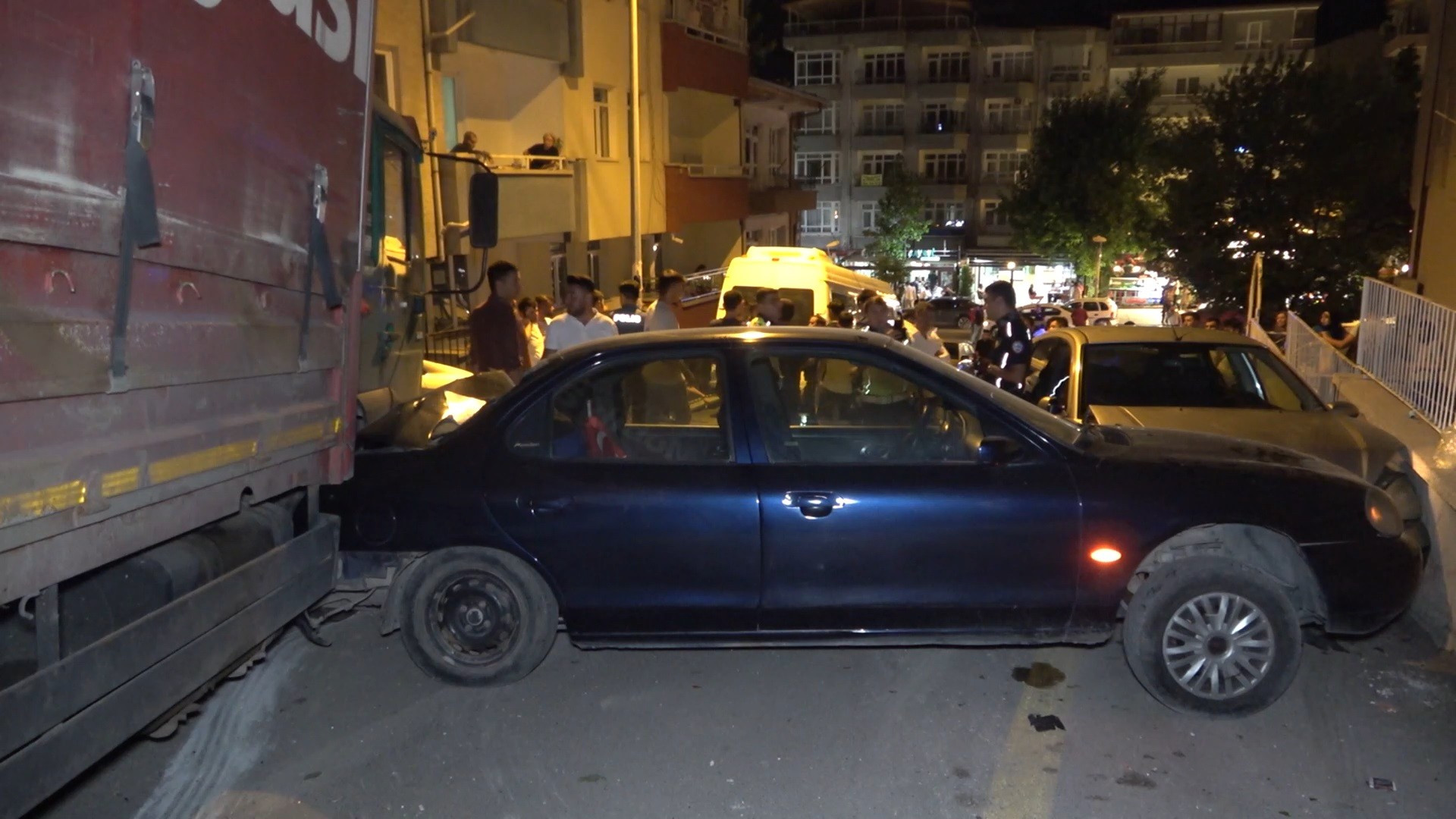 Freni boşalan kamyon 9 aracı biçti (17 Temmuz 2022) - Resim : 3