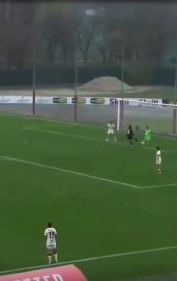 Kadın kaleciyi takım arkadaşı oyuna getirdi. Kalecinin pasını almadı cezası ağır oldu - Resim : 2