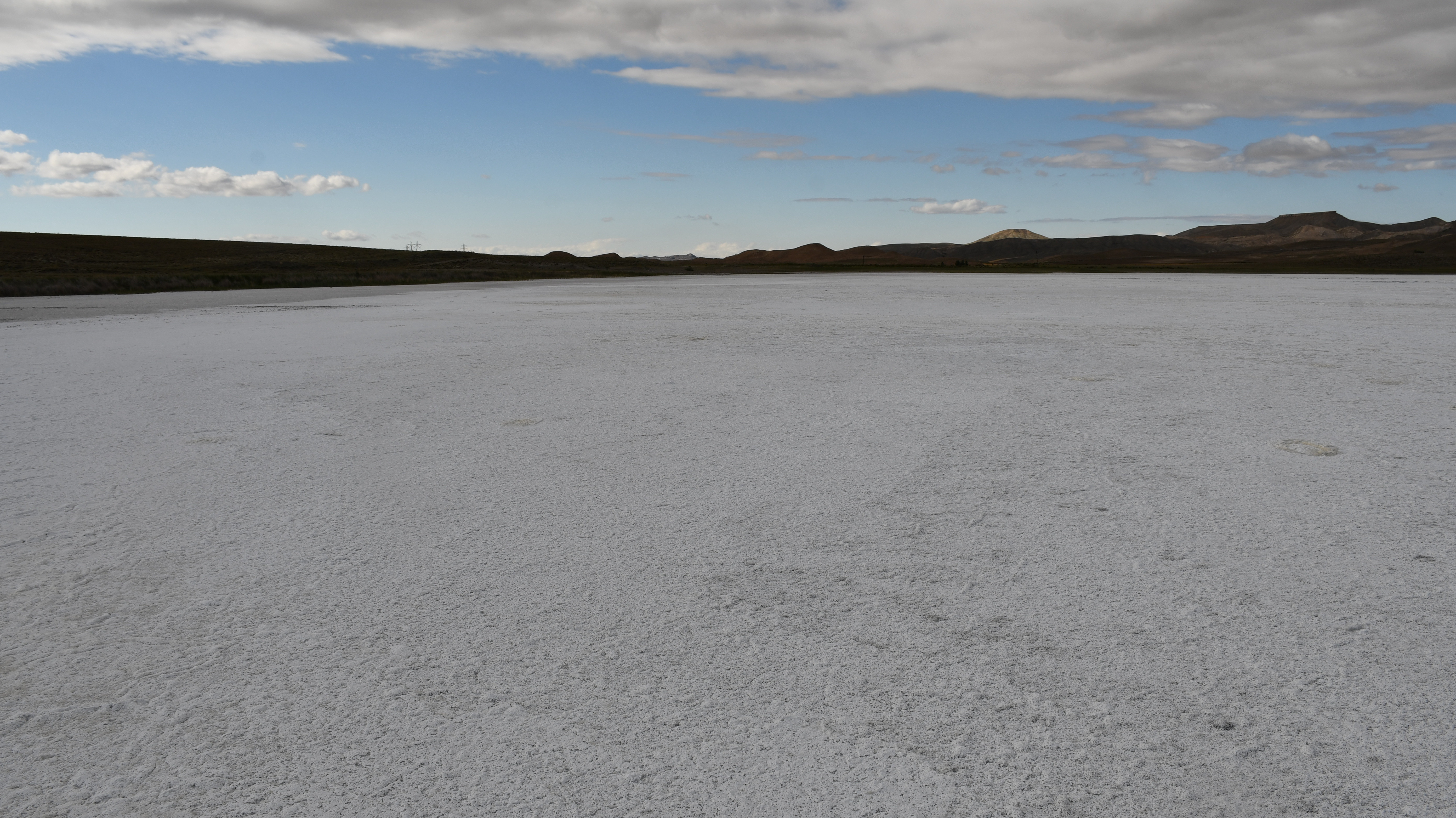 Tamamen kuruyan Tecer Gölü'nün yüzeyinde tuz tabakası kaldı - Resim : 2