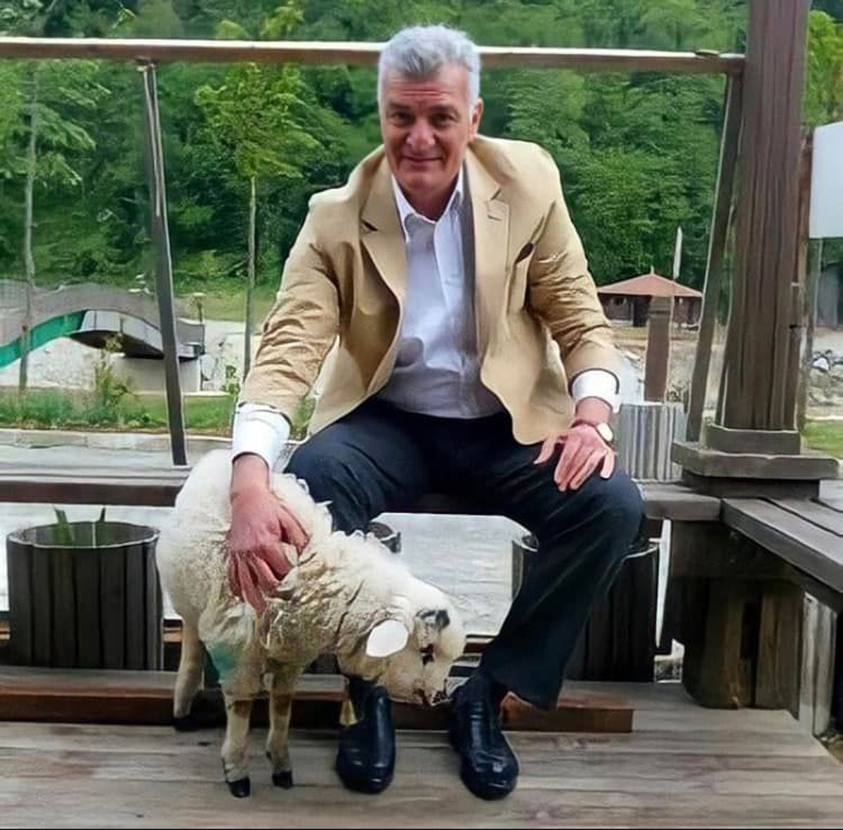 Bakan Soylu silahlı saldırıda hayatını kaybeden kuzeninin cenazesine katılamadı - Resim : 2