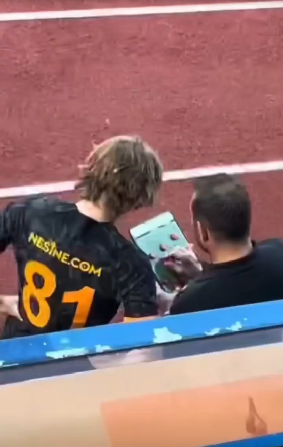 Taraftardan Okan Buruk'a güldüren taktik. ''Taktik maktik yok bam bam bam'' - Resim : 2