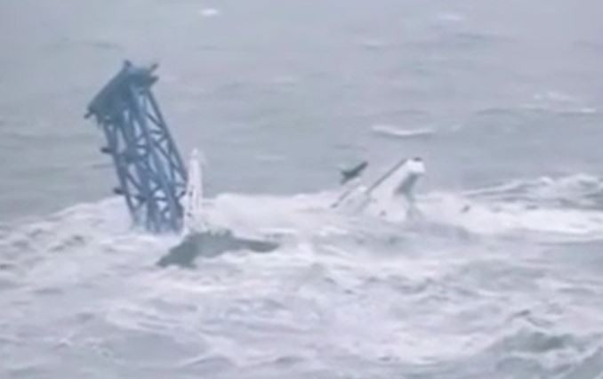 Hong Kong'ta gemi ikiye bölündü: Onlarca kişi kayıp - Resim : 1