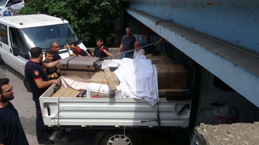 Çeyizler alt geçitte sıkıştı - Resim : 2