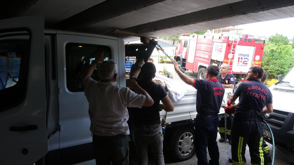 Çeyizler alt geçitte sıkıştı - Resim : 5