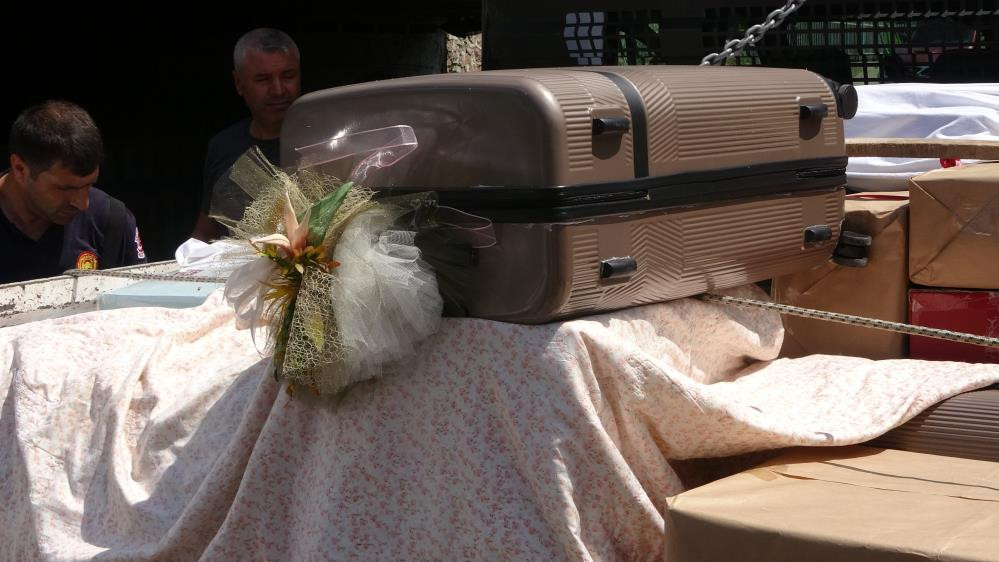 Çeyizler alt geçitte sıkıştı - Resim : 6