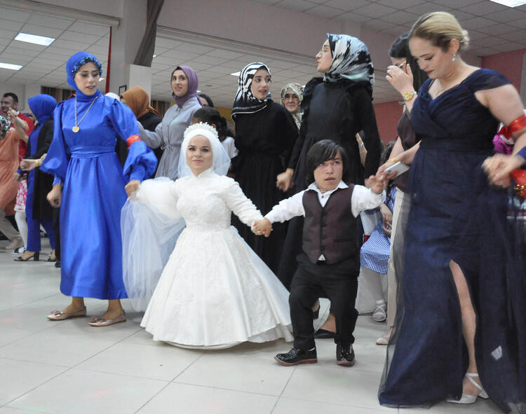 108 santimetrelik Emine ve Ahat evlendi. Devlerin aşkı - Resim : 1