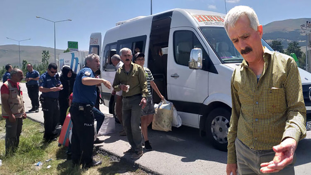 Evinin önüne bırakılmayan yolcu dehşet saçtı! Ortalık savaş alanına döndü… - Resim : 4