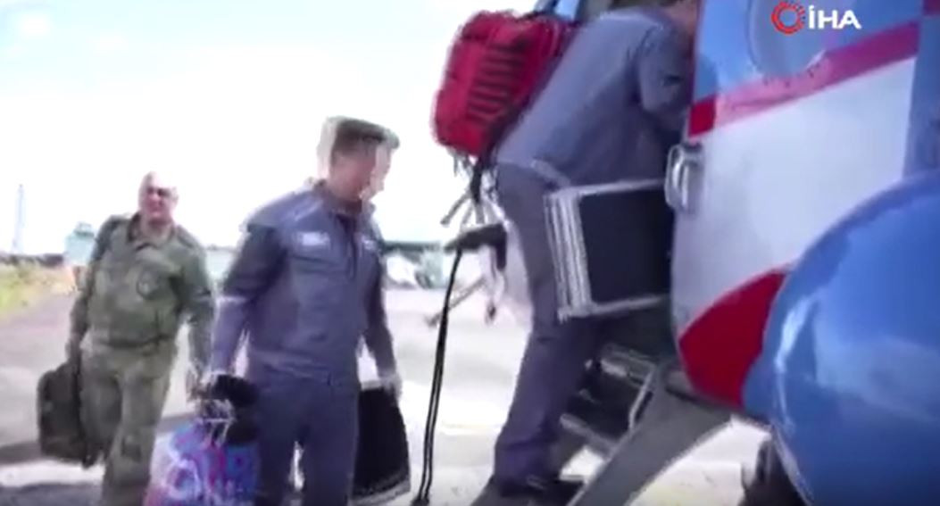 Kutup ayısını bu hale bir insan getirdi. Doğaya atılan teneke bir kutuyu yemeye çalıştı - Resim : 2