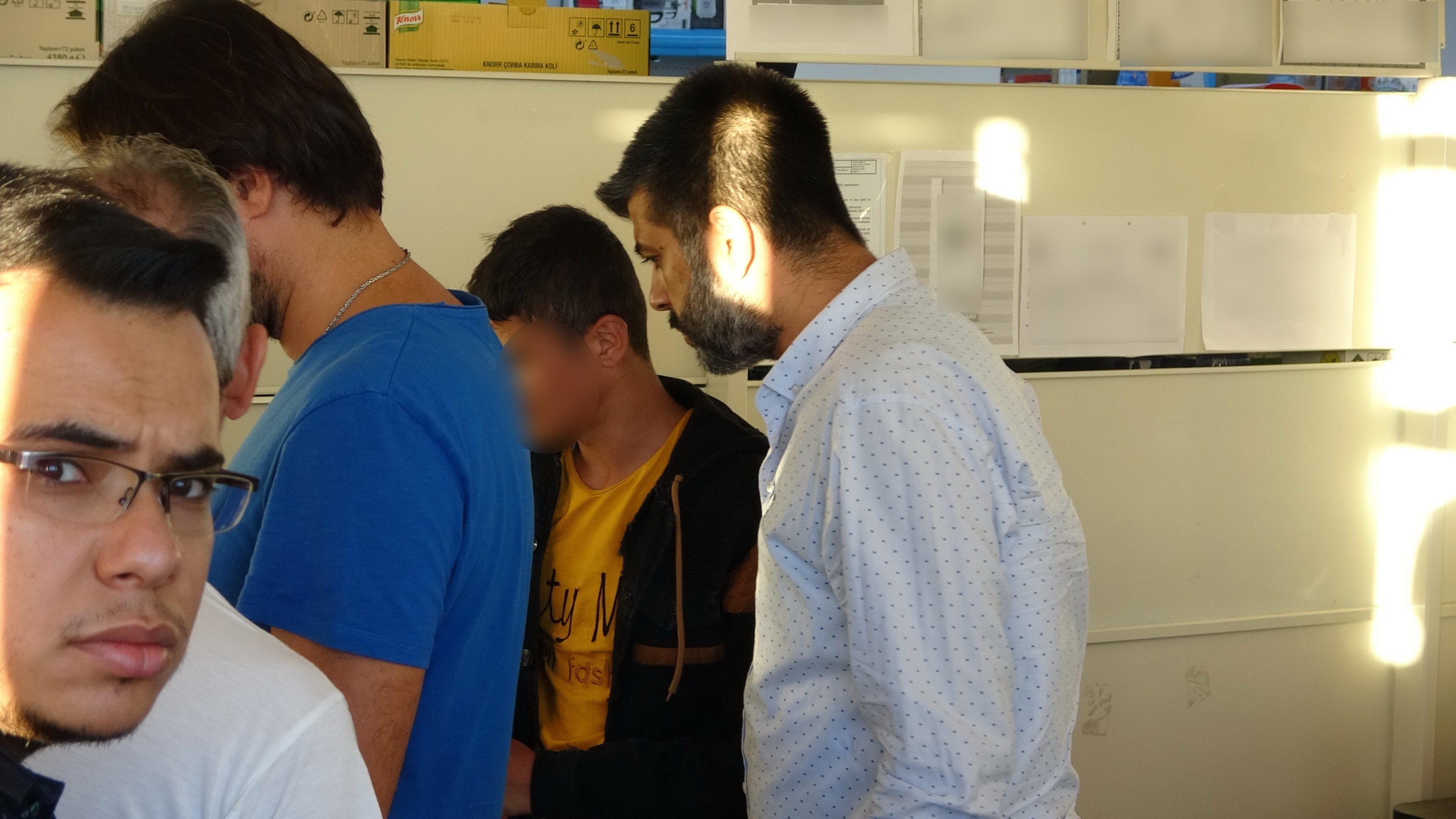 Bıçakla marketi soymak isteyen şahıs yaka paça yakalandı - Resim : 2