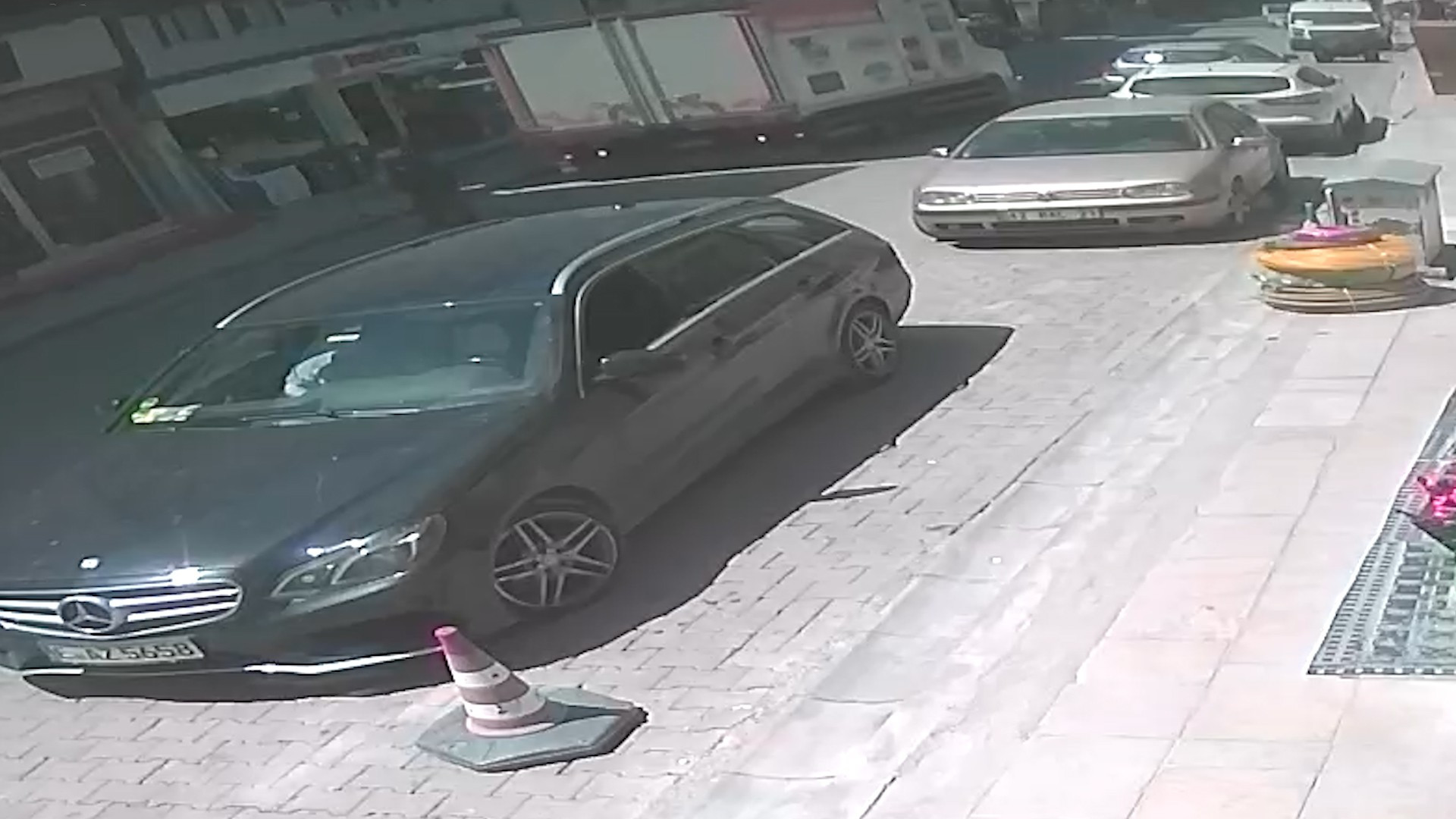 Artvin’de feci kaza! Geri manevra yapan kamyonun altında kaldı… - Resim : 3