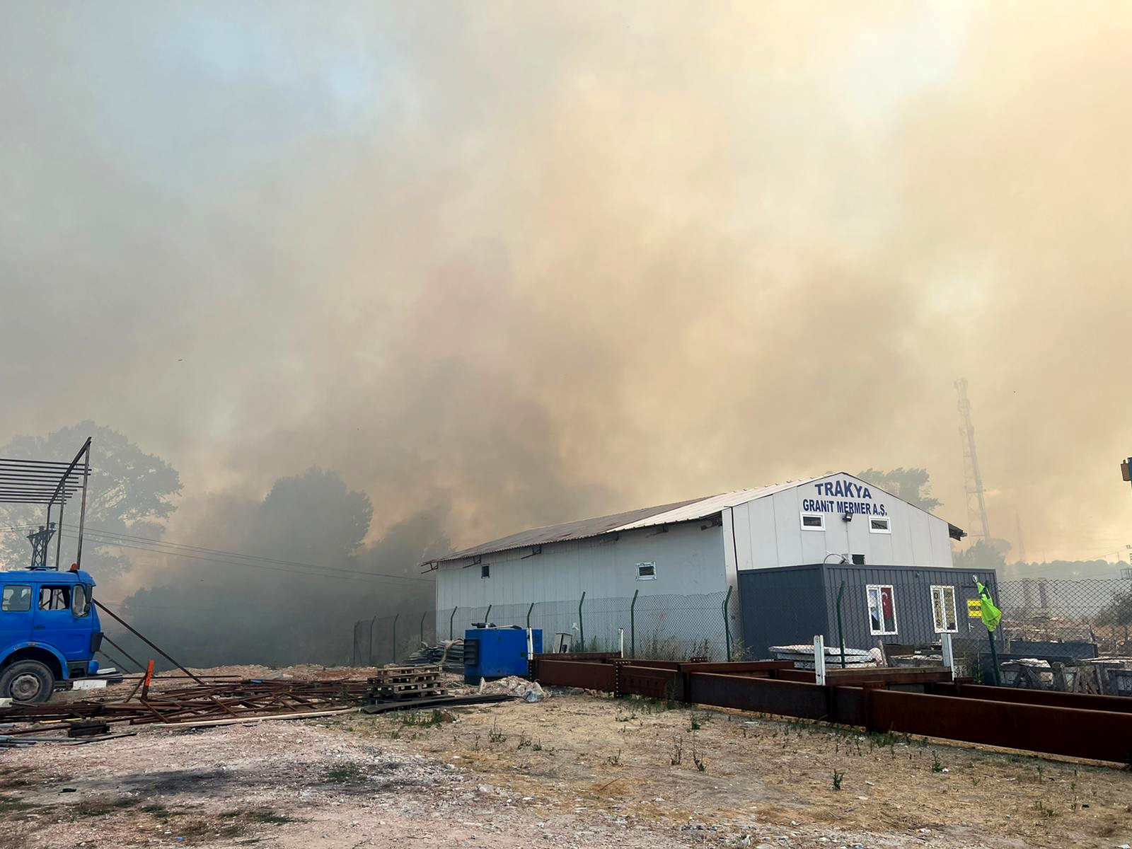 Anız yangını kampüse sıçradı - Resim : 1