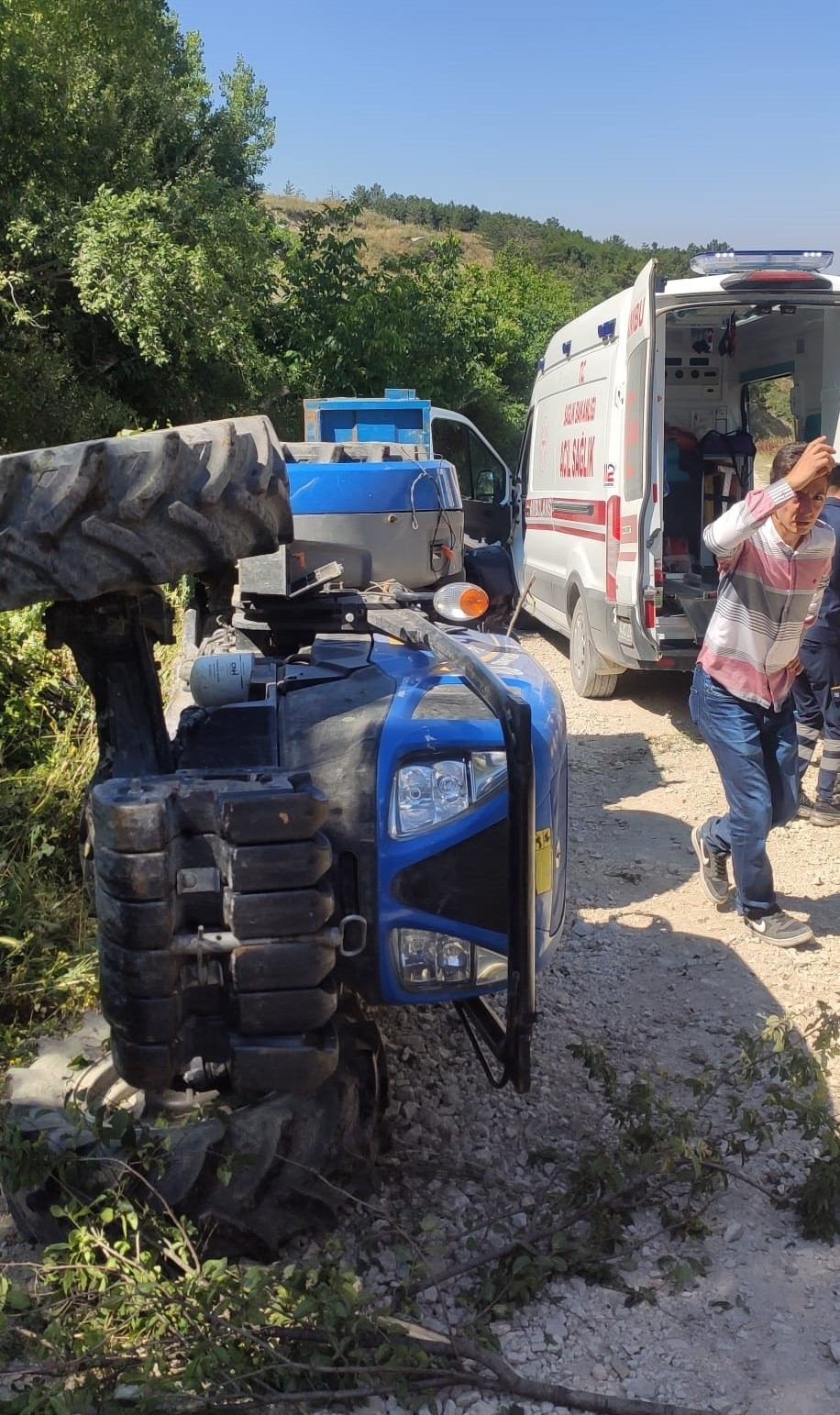 Kontrolden çıkan traktör dereye devrildi: Sürücü ağır yaralandı - Resim : 3