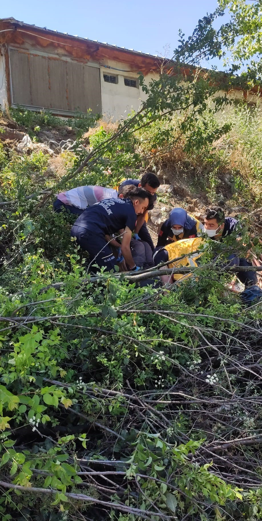 Kontrolden çıkan traktör dereye devrildi: Sürücü ağır yaralandı - Resim : 4