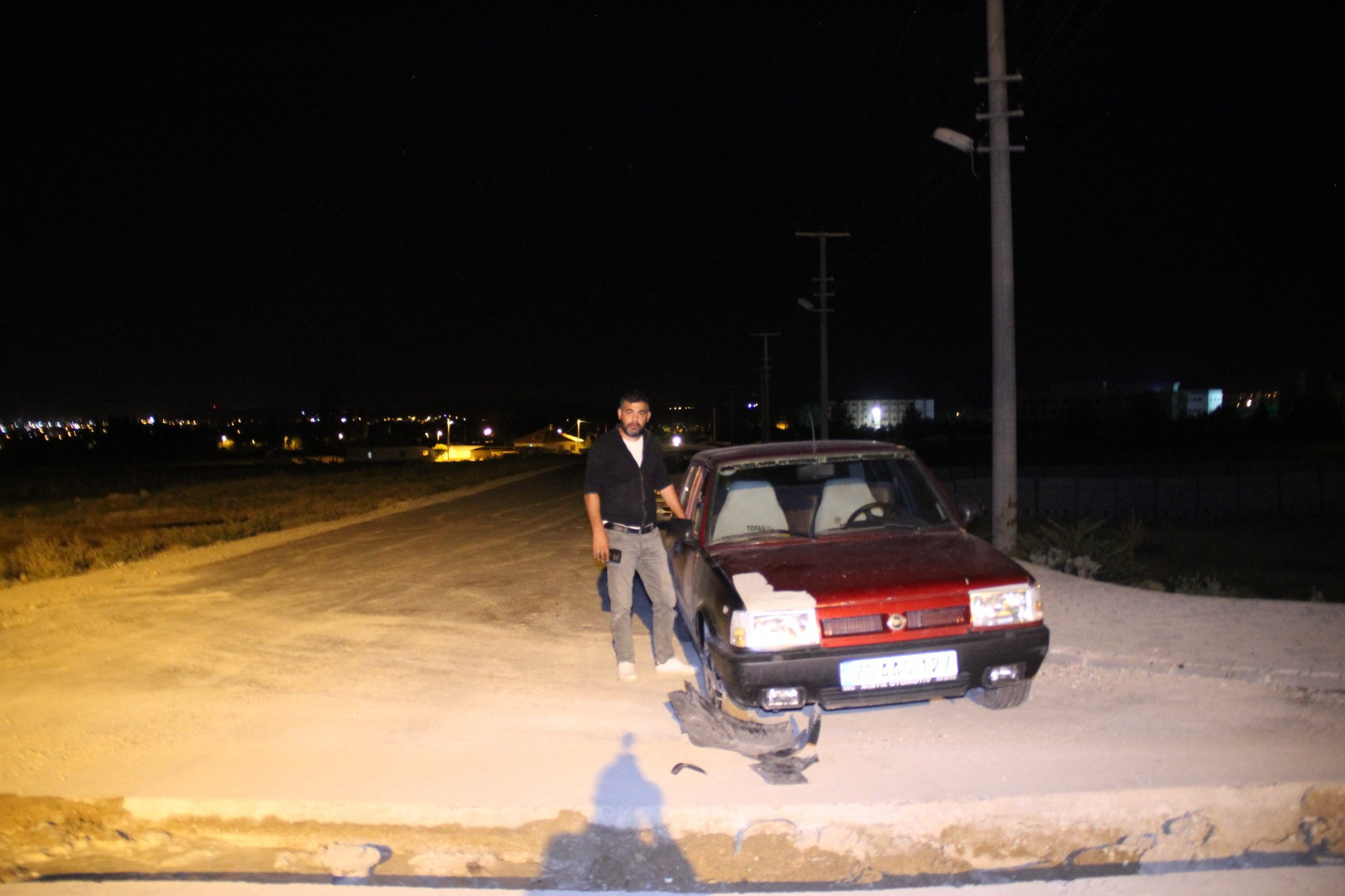 Koski tarafından kapatılan çukur çöktü: 3 araç çukura düştü - Resim : 1
