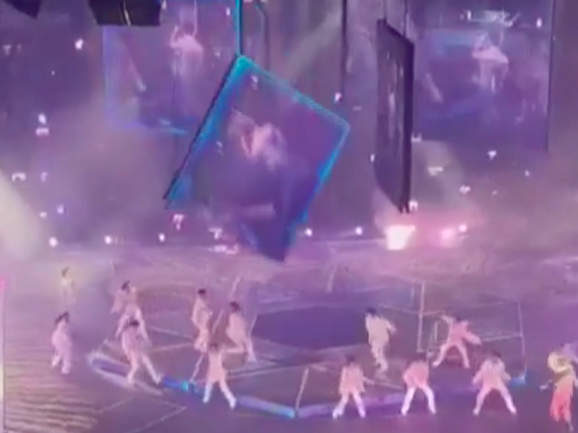 Konser sırasında dev ekran dansçıların üzerine düştü - Resim : 1