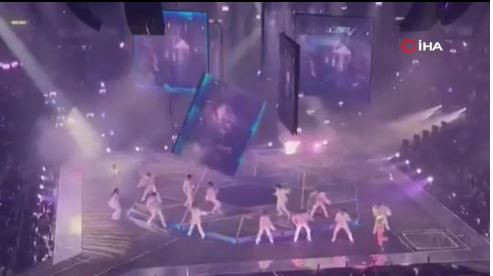 Konser sırasında dev ekran dansçıların üzerine düştü - Resim : 2