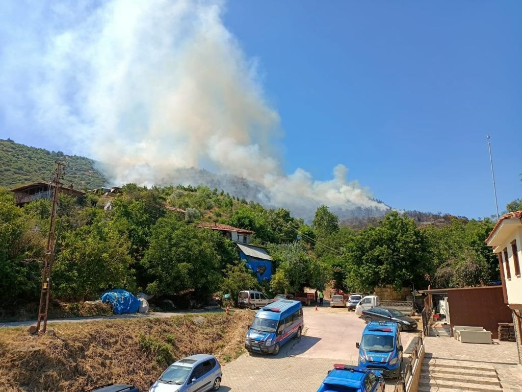 İzmir’de iki ayrı bölgede orman yangını - Resim : 3
