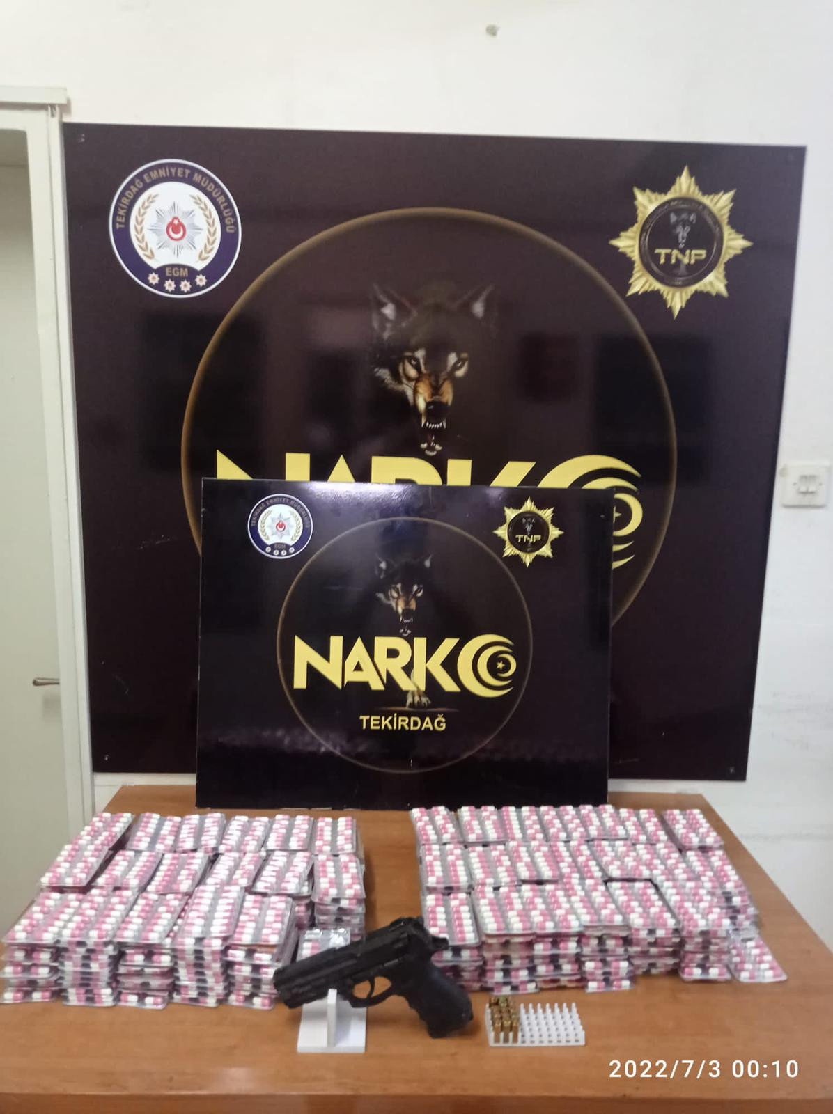 Evlerinde 5 bin 268 sentetik ecza ele geçirilen 2 kişi tutuklandı - Resim : 1