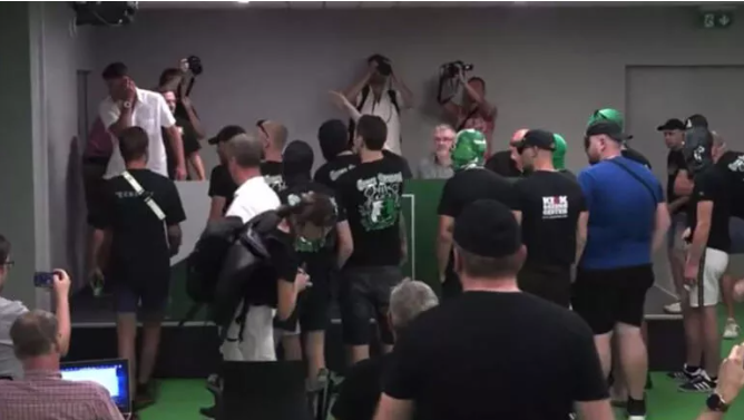 Riera'ya basın toplantısında şok anlar. Toplantıyı terk etti - Resim : 2