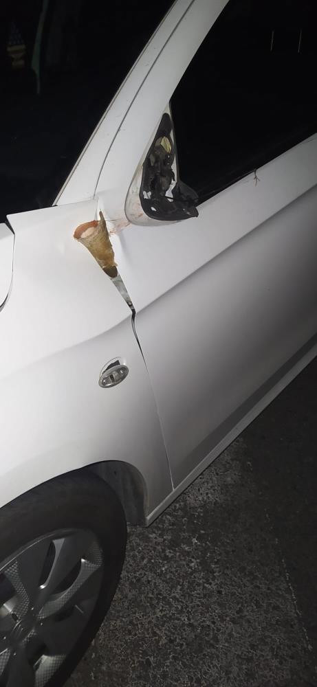 Kaçan ineğin boynuzu araca saplandı - Resim : 2