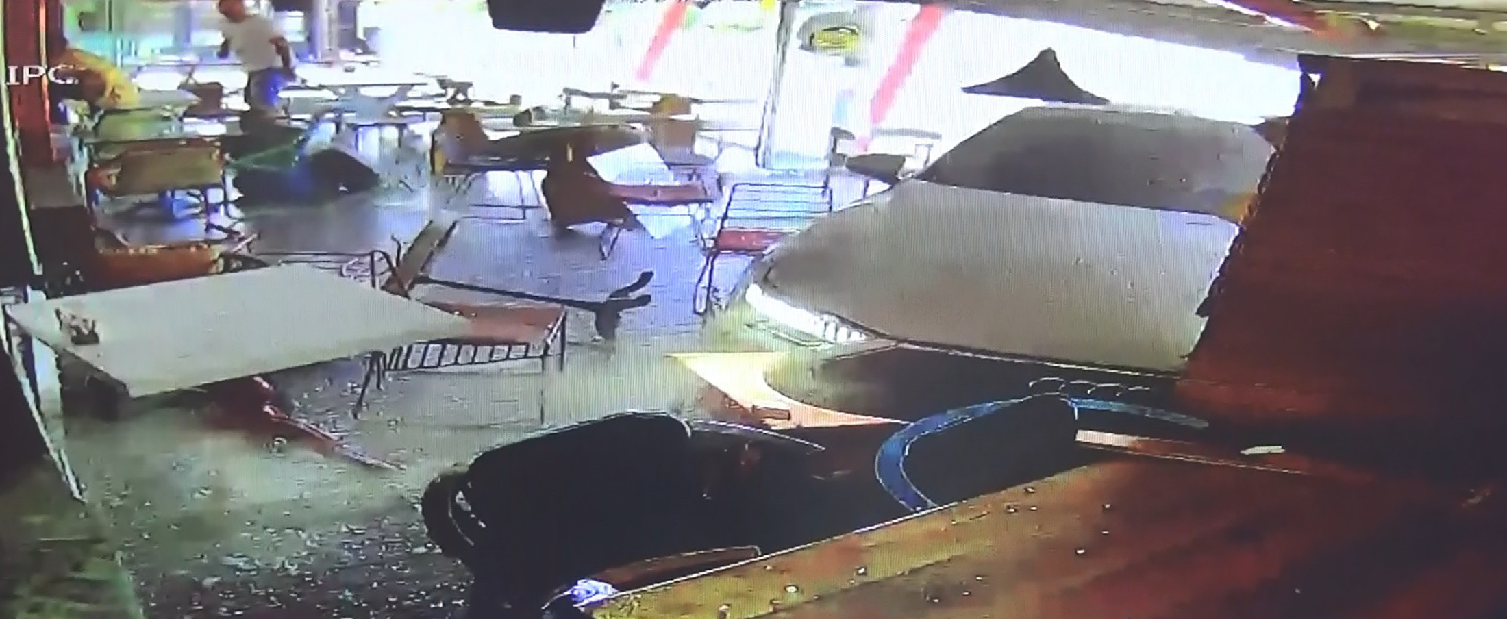 Kontrolden çıkan otomobil kafedeki müşterilerin arasına daldı - Resim : 1