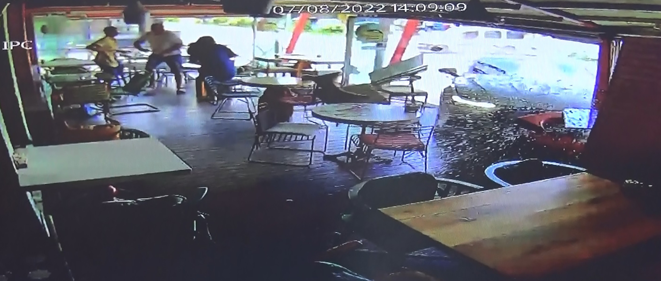 Kontrolden çıkan otomobil kafedeki müşterilerin arasına daldı - Resim : 2