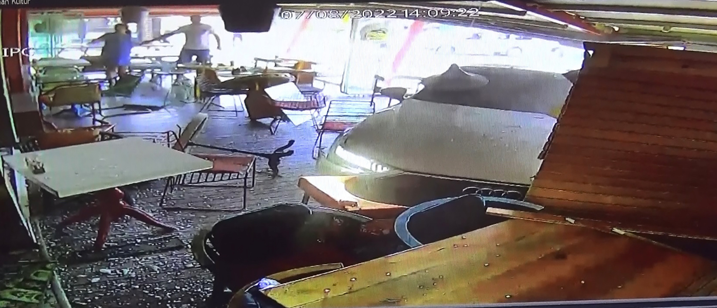 Kontrolden çıkan otomobil kafedeki müşterilerin arasına daldı - Resim : 3