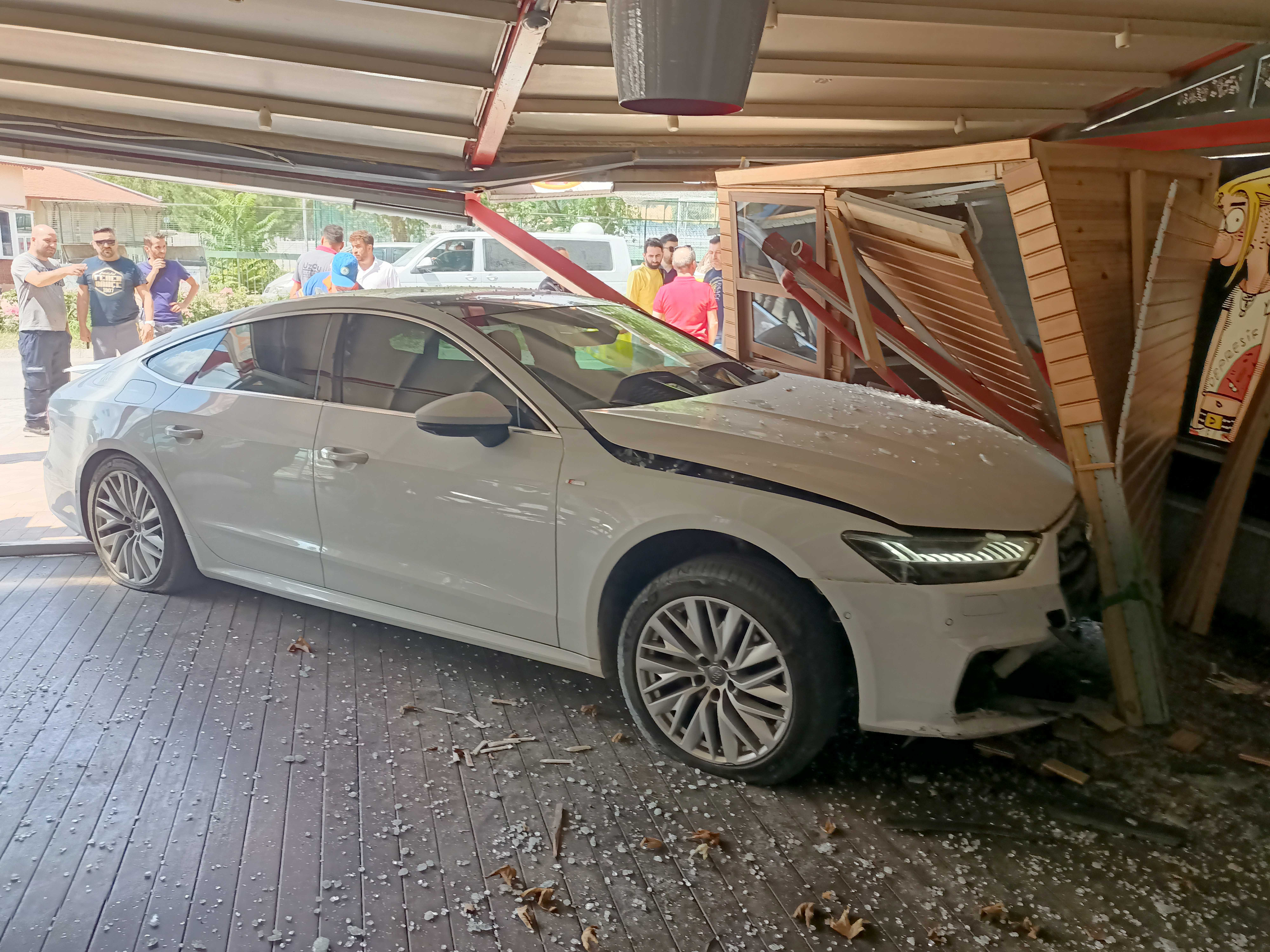 Kontrolden çıkan otomobil kafedeki müşterilerin arasına daldı - Resim : 4