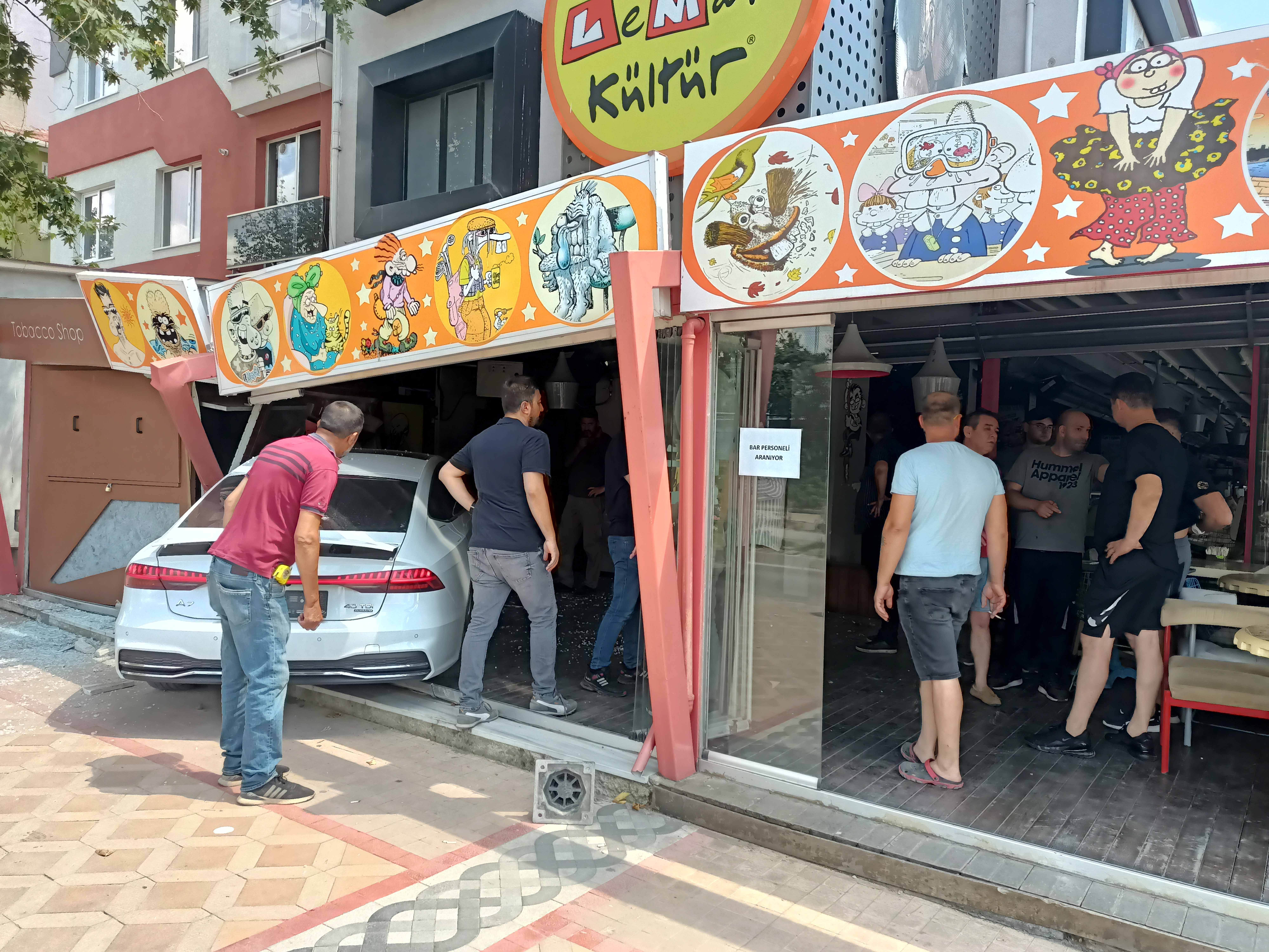 Kontrolden çıkan otomobil kafedeki müşterilerin arasına daldı - Resim : 5