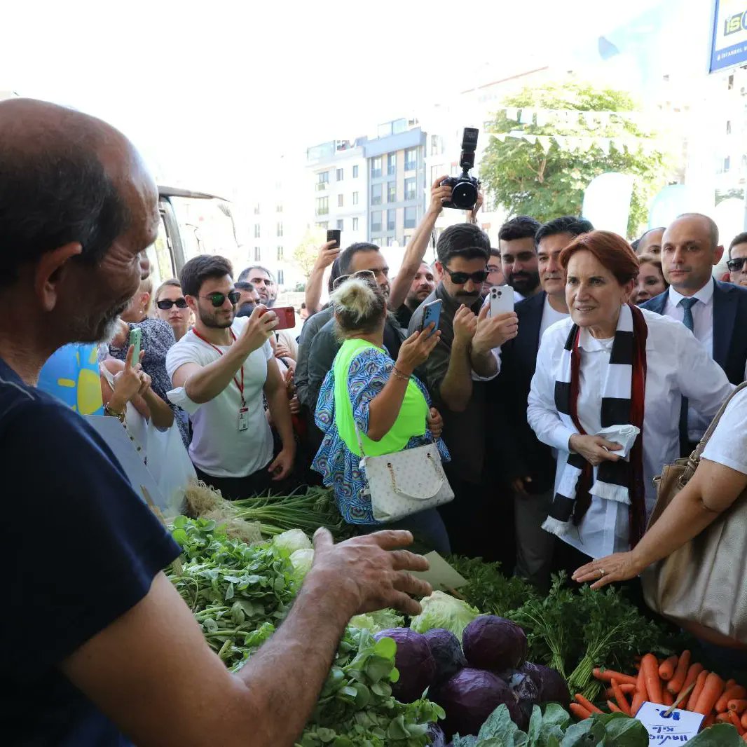Meral Akşener Çarşı'da Beşiktaş Marşıyla karşılandı. SiyahBeyazlı