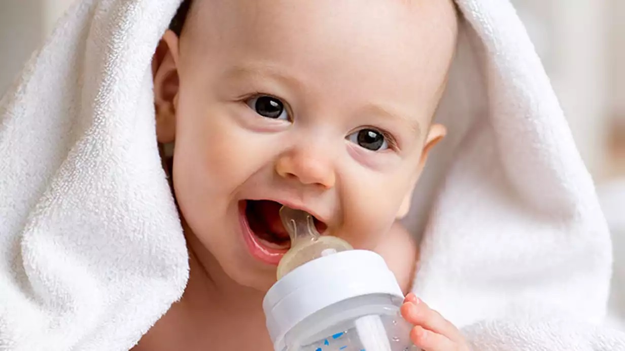Bebeklerin ne kadar suya ihtiyacı var, ne zamanları içmeli?