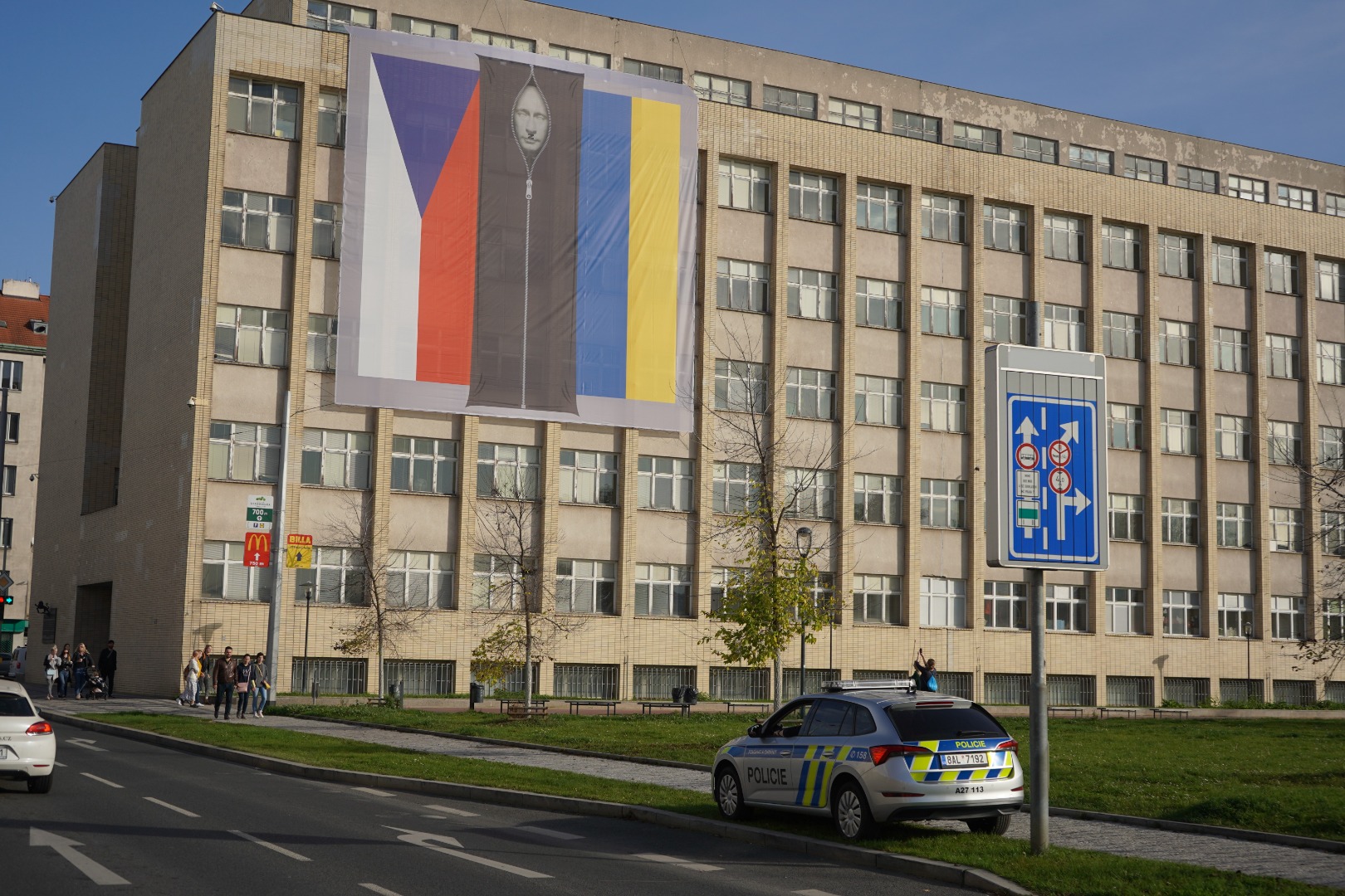 Çekya'da bakanlık binasına Putin'in ceset torbasında fotoğrafı asıldı