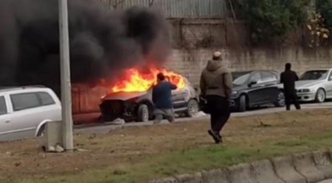 Park halindeki araç yandı - Resim : 1