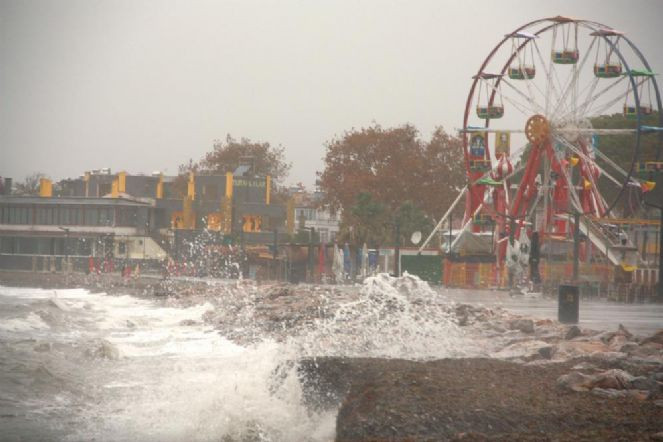 Edremit'i lodos ve sağanak yağış vurdu - Resim : 1