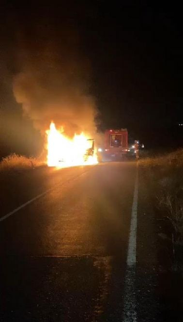 Arnavutköy’de servis aracı alev alev yandı - Resim : 1