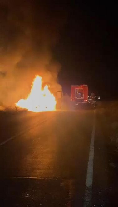 Arnavutköy’de servis aracı alev alev yandı - Resim : 2