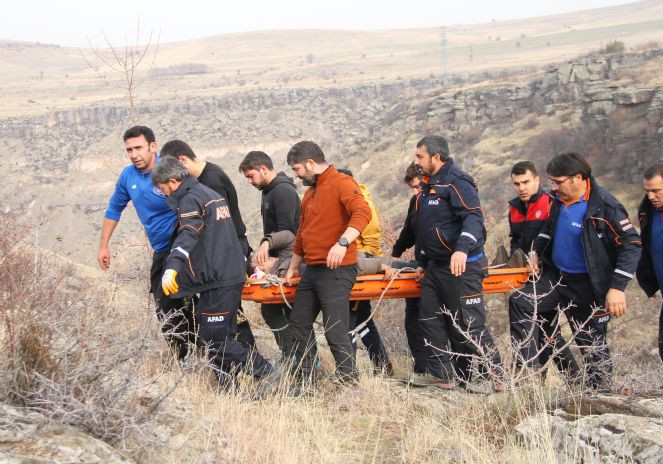 Arkadaşlarıyla kamp yaptığı vadide düşüp yaralanan kişi kurtarıldı - Resim : 1