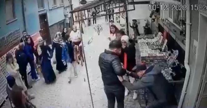 Gezmeye gitti bıçaklı saldırıya uğradı - Resim : 1