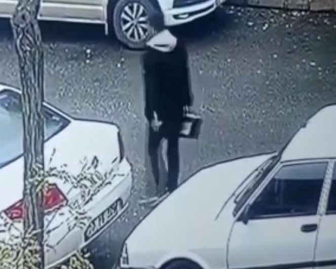 Aracın kaputunu açtı aküyü çaldı - Resim : 3