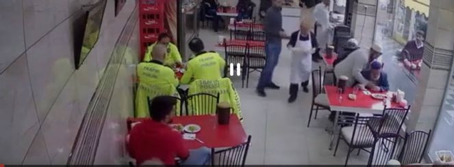 Trafik polisi, nefes borusuna yiyecek kaçan kişiyi Heimlich manevrası ile kurtardı - Resim : 2