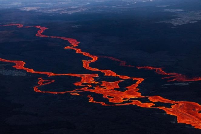 Hawaii'deki Mauna Loa Yanardağı lav kusuyor - Resim : 2