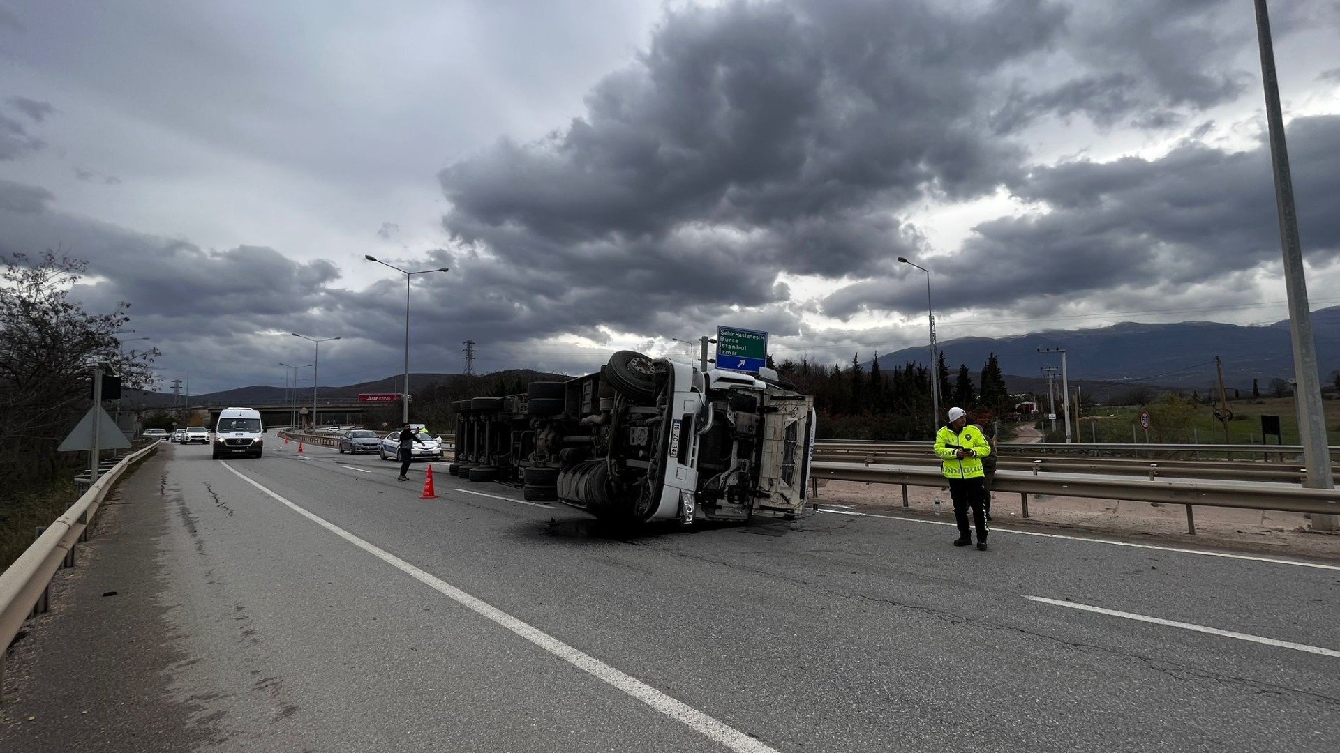 Bursa'da Tır Devrildi: 1 Yaralı