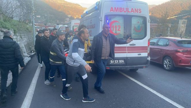 Zonguldak'ta servis aracı şarampole devrildi. 1 öğrenci öldü, 15 kişi yaralandı (14 Aralık 2022) - Resim : 1