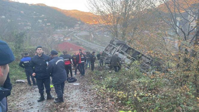 Zonguldak'ta servis aracı şarampole devrildi. 1 öğrenci öldü, 15 kişi yaralandı (14 Aralık 2022) - Resim : 2