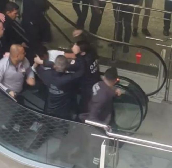 Güvenlik görevlilerinin copunu kapan güvenlikçilere saldırdılar - Resim : 1