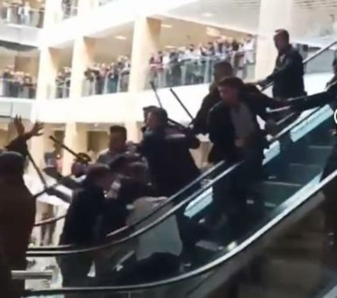 Güvenlik görevlilerinin copunu kapan güvenlikçilere saldırdılar - Resim : 3