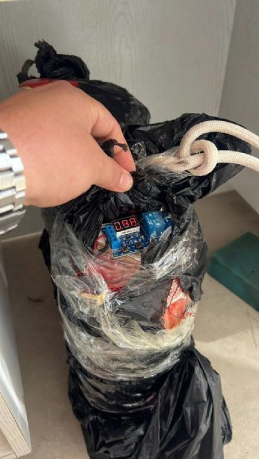 Akli dengesi yerinde olmayan kadın binaya 3 patlayıcı koydu - Resim : 1